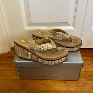 Volatile Women's Woven Straw Platform Wedge Sandals Thongs Flip Flops Shoes sz 7